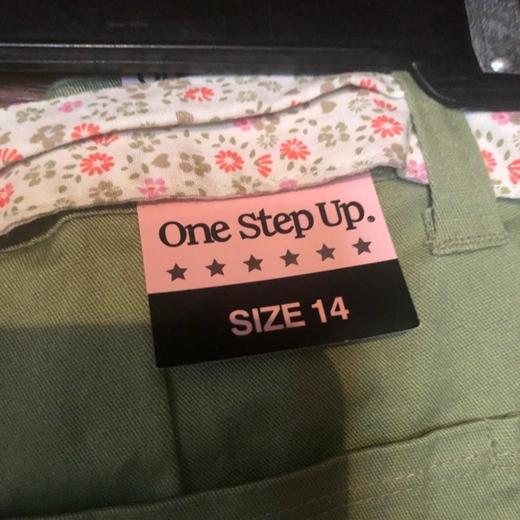 Girls Size 14 NWT Shorts Green Flower Belt NEW - Picture 3 of 4